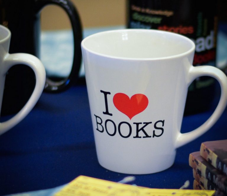Mug with I heart books logo