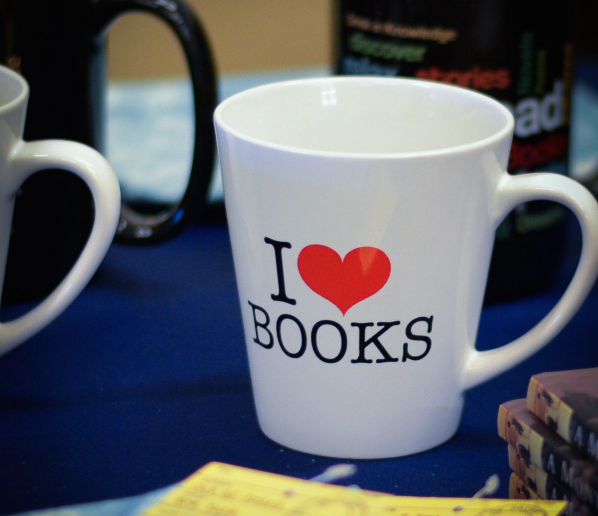 Mug with I heart books logo